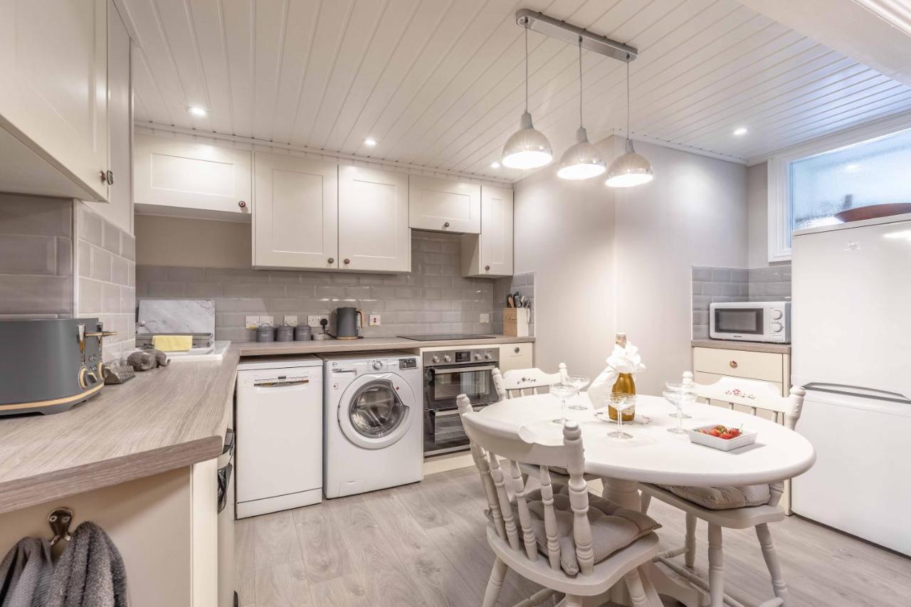 Central Windsor, 2 Bedroom 2 Bathroom, 5 Minutes To Castle Εξωτερικό φωτογραφία